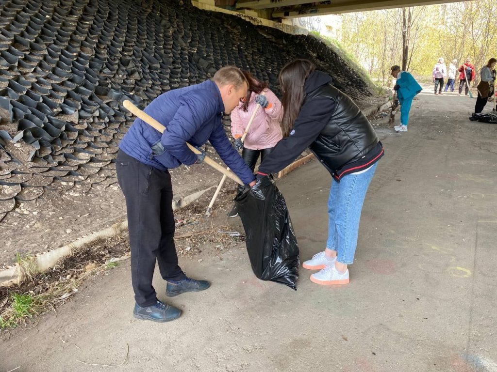 Процесс уборки в Касьяновском овраге под мостом